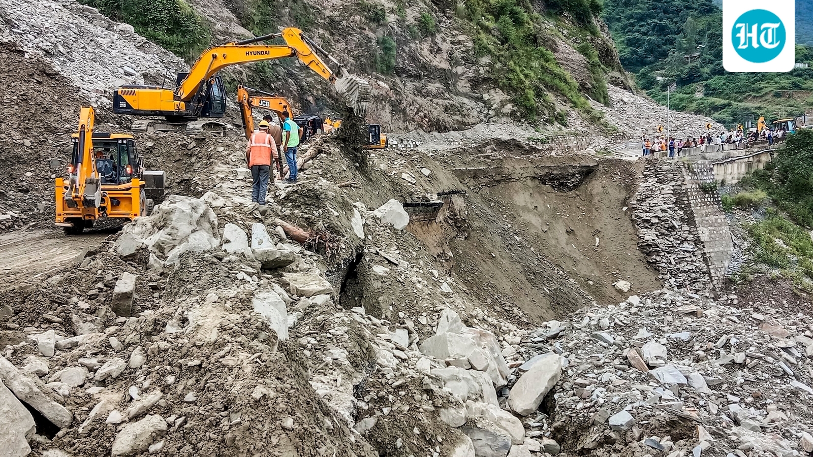 Landslide blocks Srinagar–Baramulla National Highway in Kashmir, traffic halted