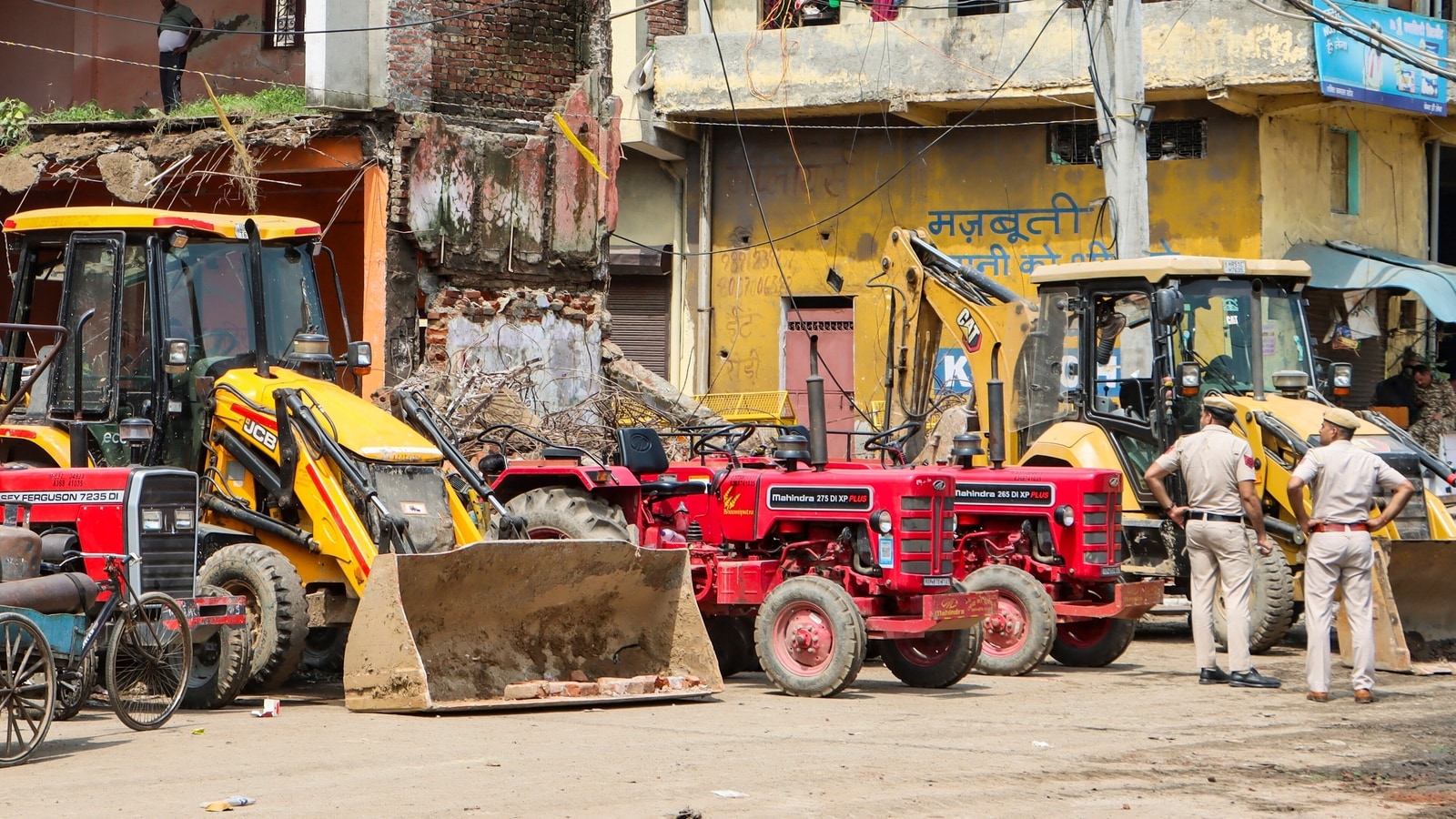 Man dies after roof collapses in UP's Saharanpur, family escapes unharmed