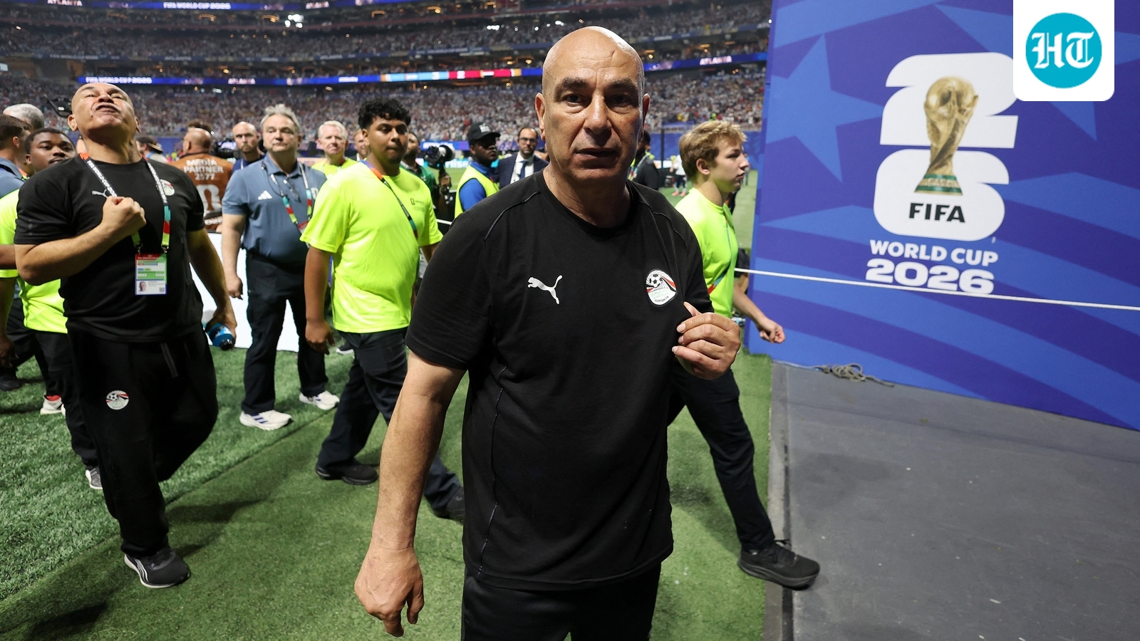 New World Cup clip shows Egypt coach screaming in Scaloni's face as Argentina boss refuses to react after VAR storm