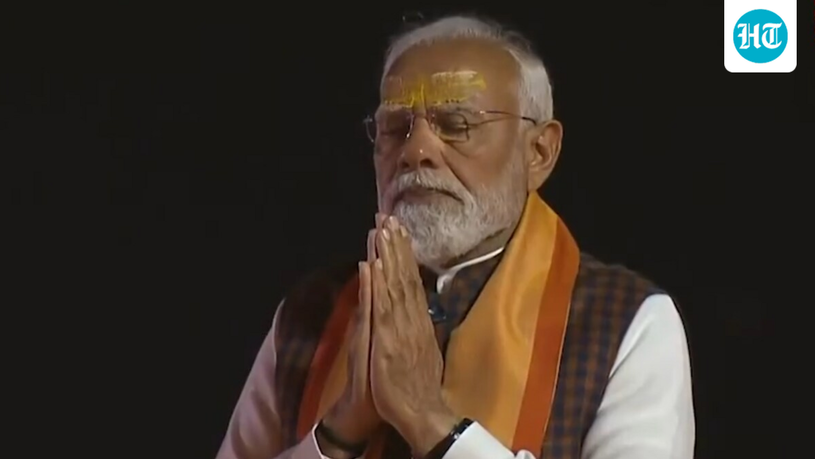 PM Modi offers prayers at Somnath temple in Gujarat | Video