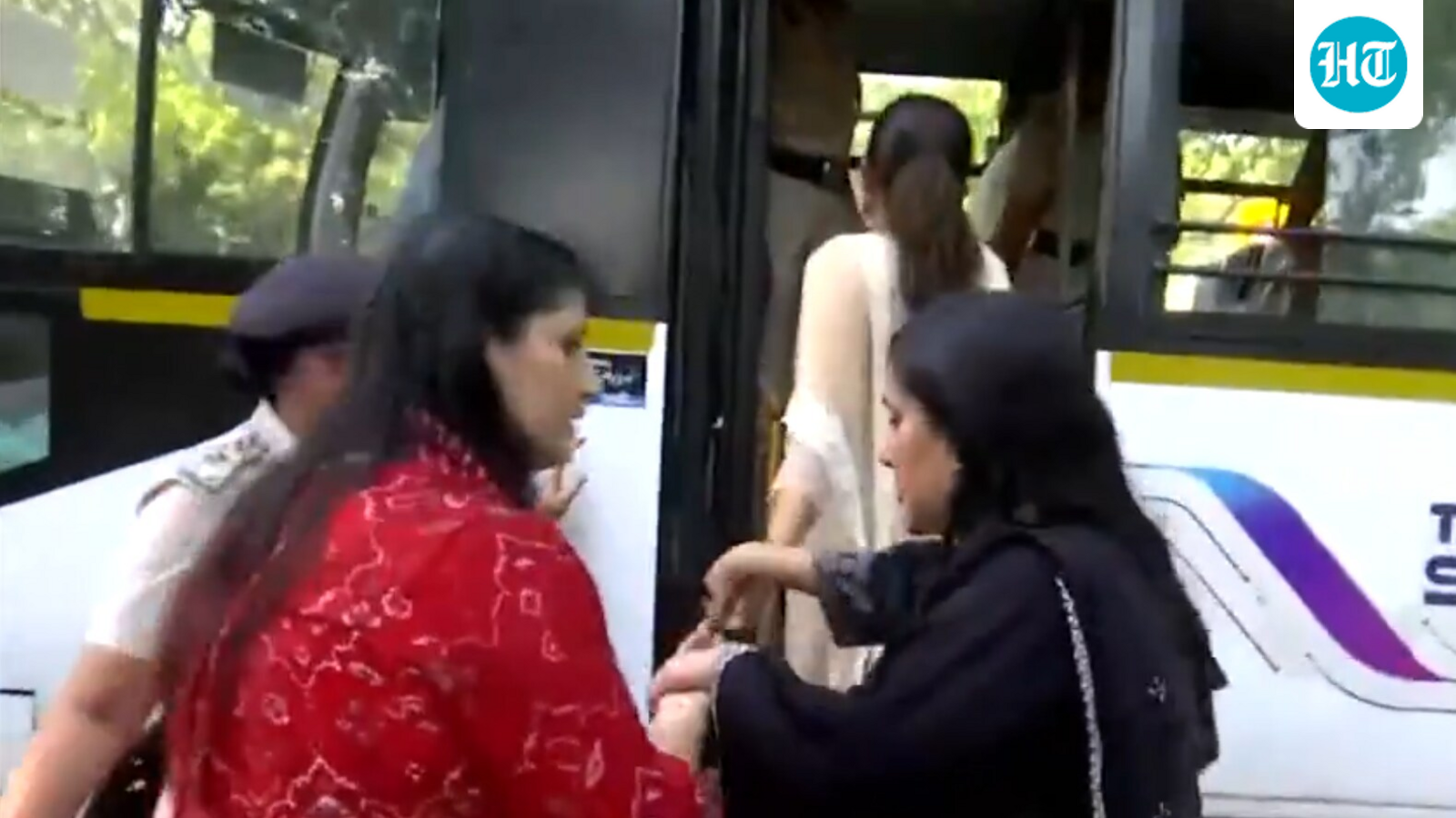 Women quota debate live updates: BJP leaders burn Rahul Gandhi's effigy, two MPs detained during march to his residence