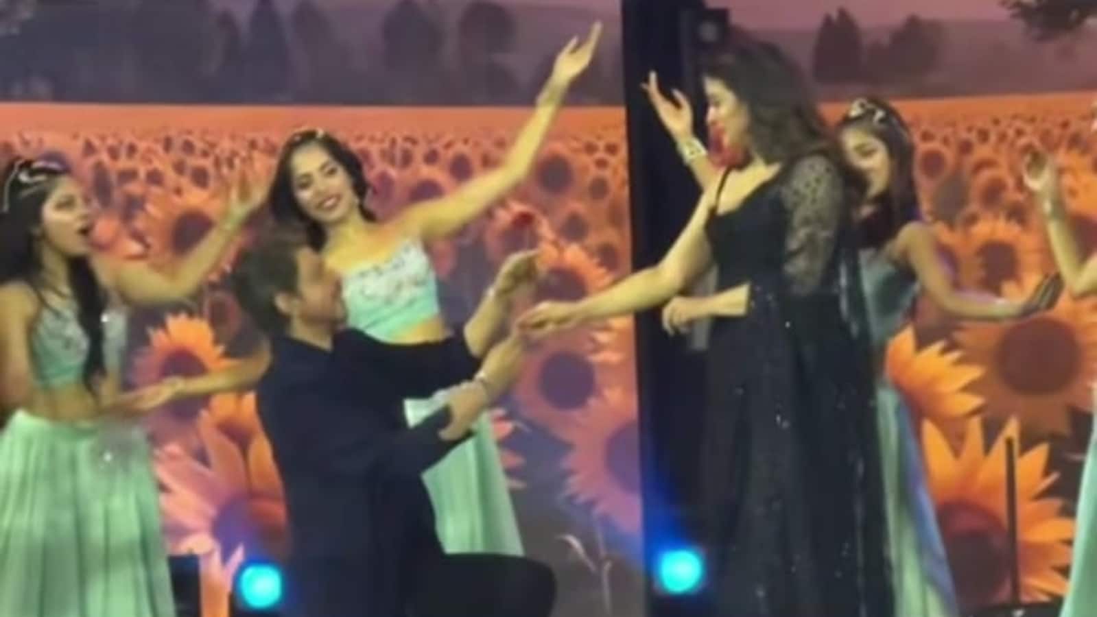 'Move over Belly Conrad': Fans swoon as Shah Rukh, Kajol recreate DDLJ, Kuch Kuch Hota moments on Filmfare Awards stage
