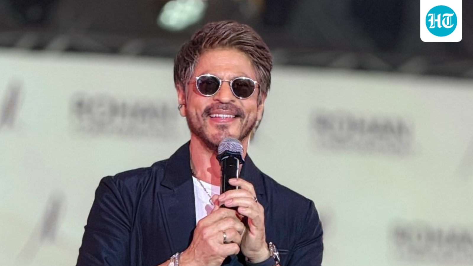 Akele mein batana chahiye tha: Shah Rukh Khan to fan after she tells him she loves him more than her husband