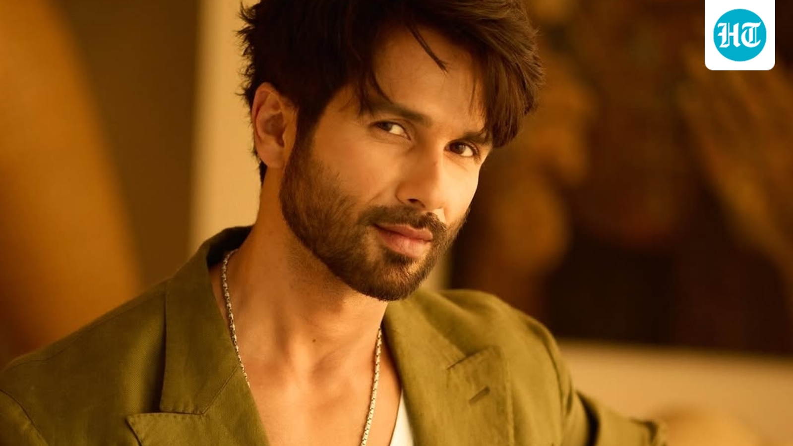 Shahid Kapoor cuts in line at airport; but only after an elderly man insists in heartwarming moment. Watch