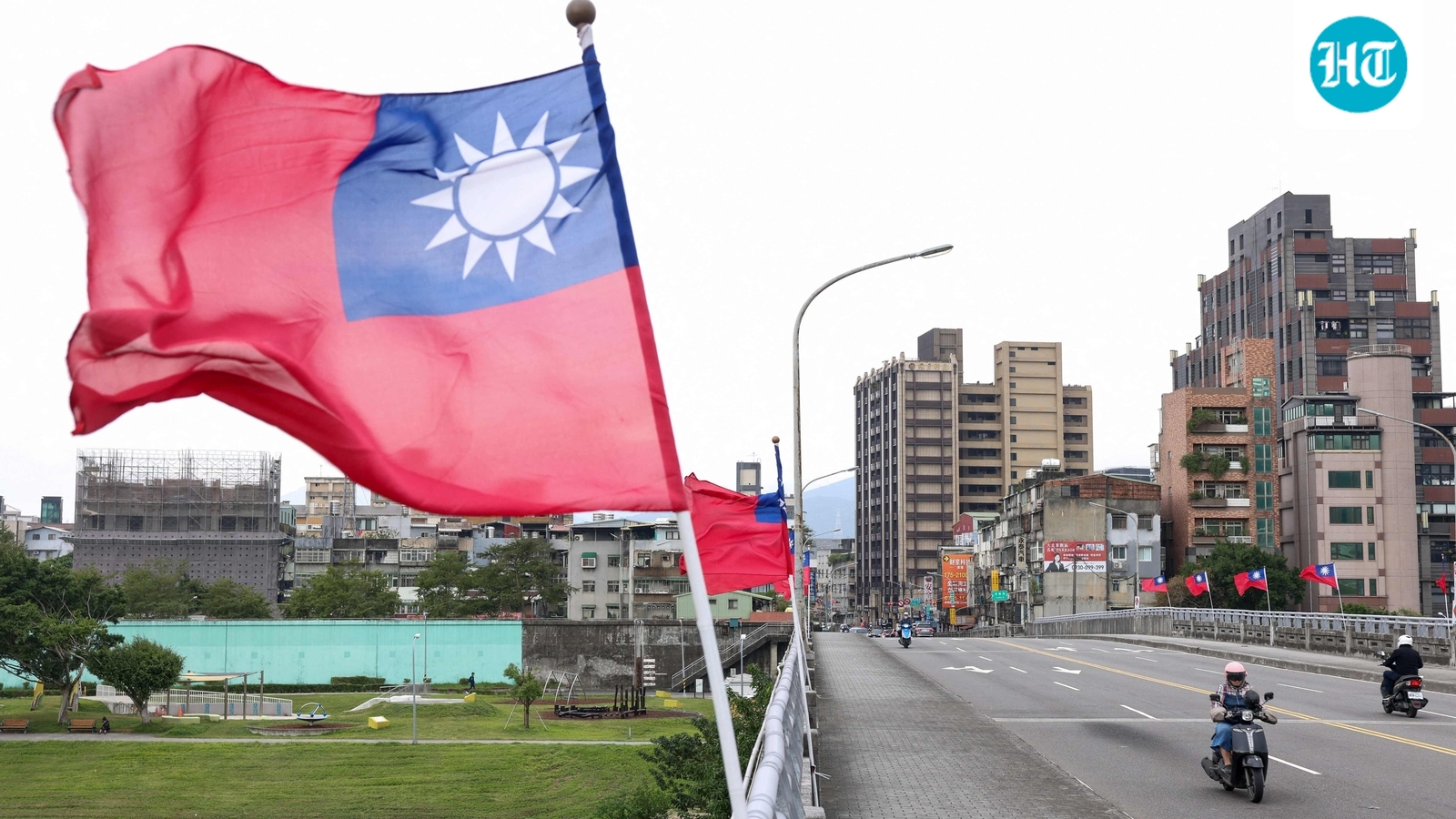 Taiwan: Man attacks bystanders, fires smoke ⁠bombs at Taipei subway ‌station; many injured
