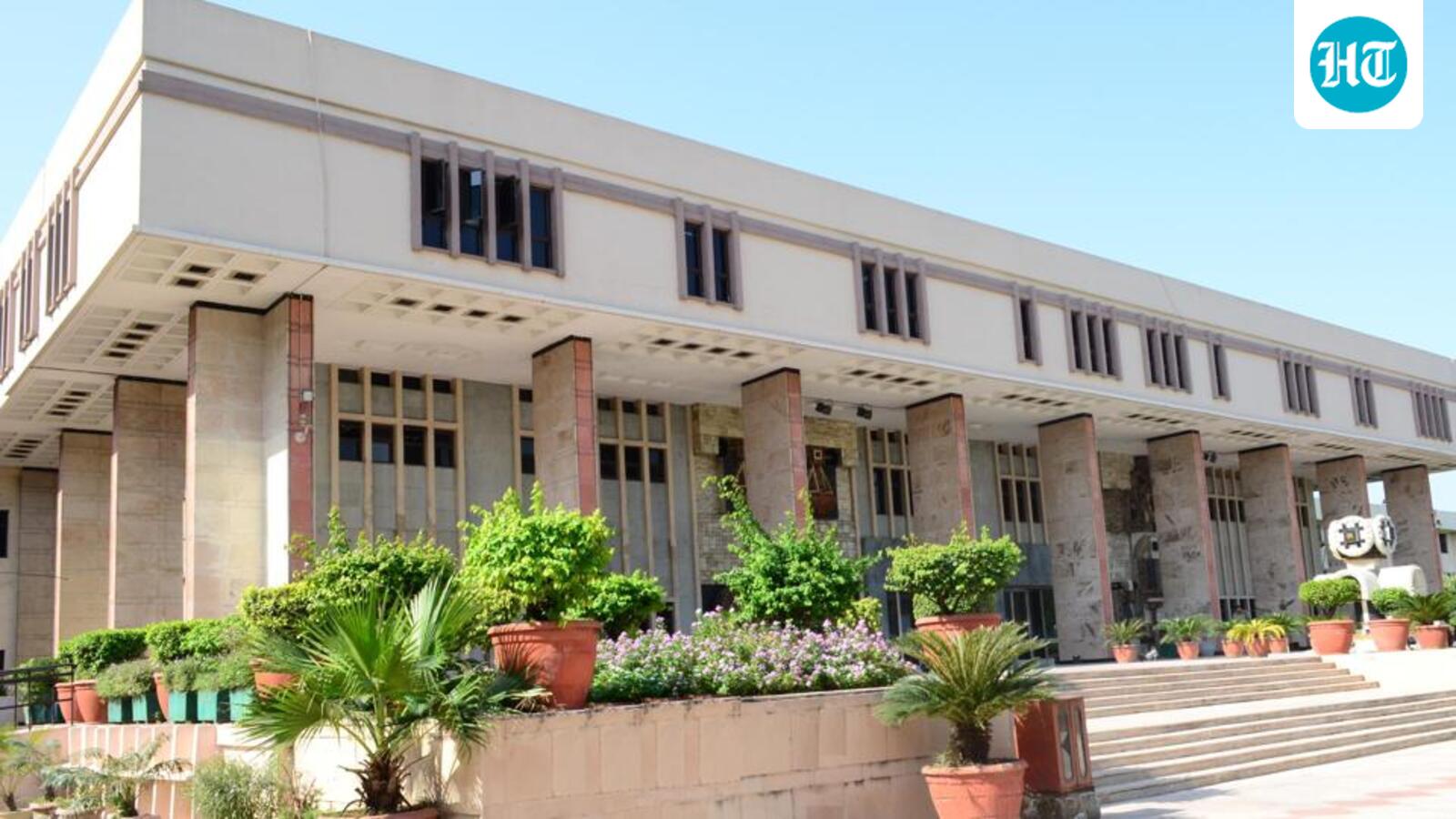 Delhi HC asks CCI to not pass any final order on probe against Apple