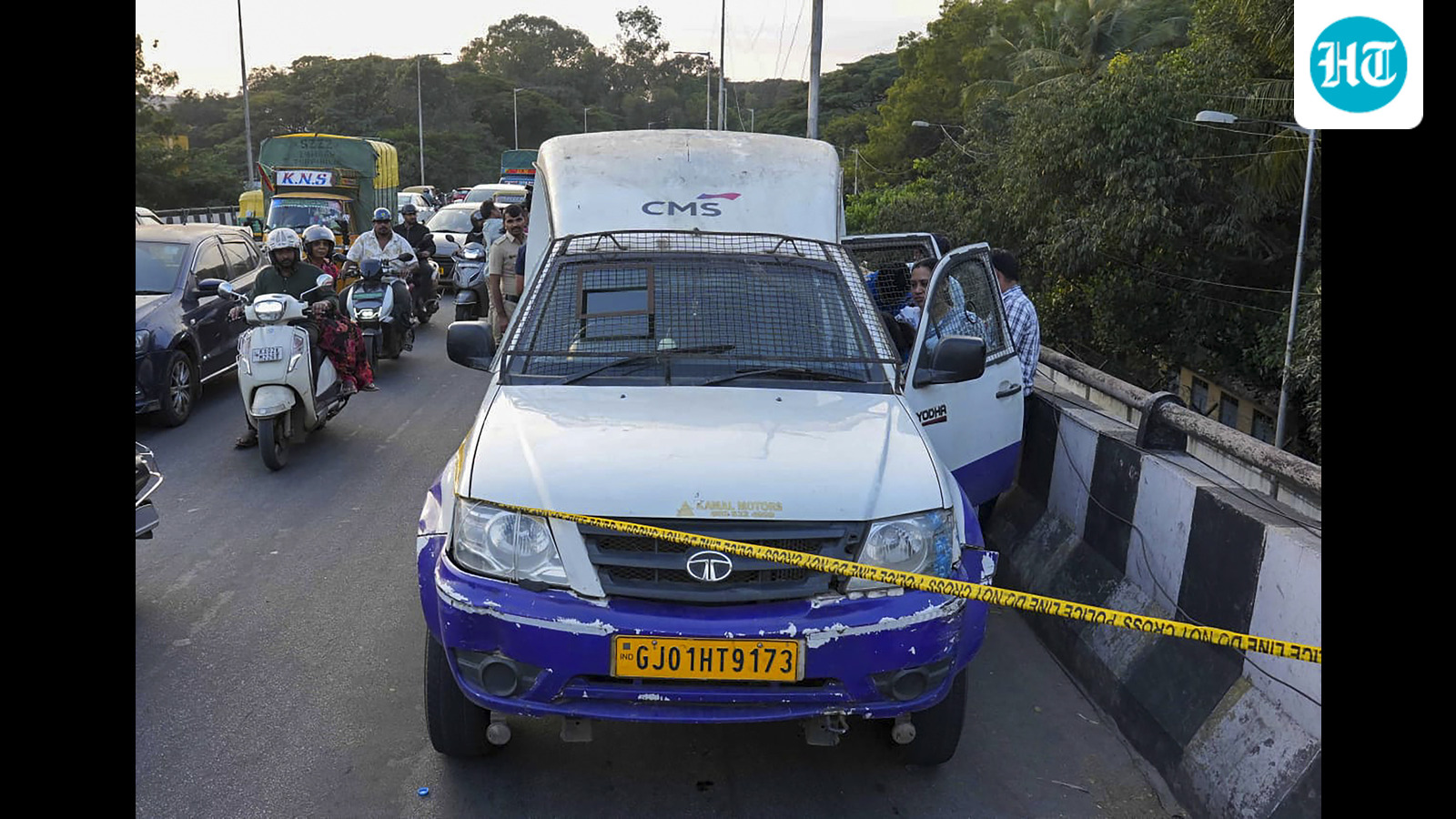 Gang steals over  ₹7 crore after hijacking van: Police
