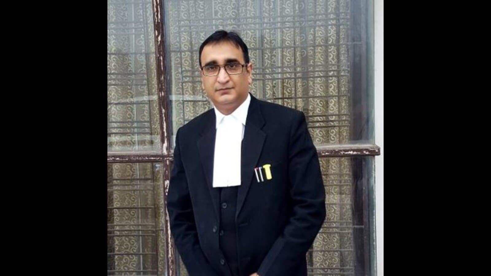 SC lets off senior advocate with warning for misconduct