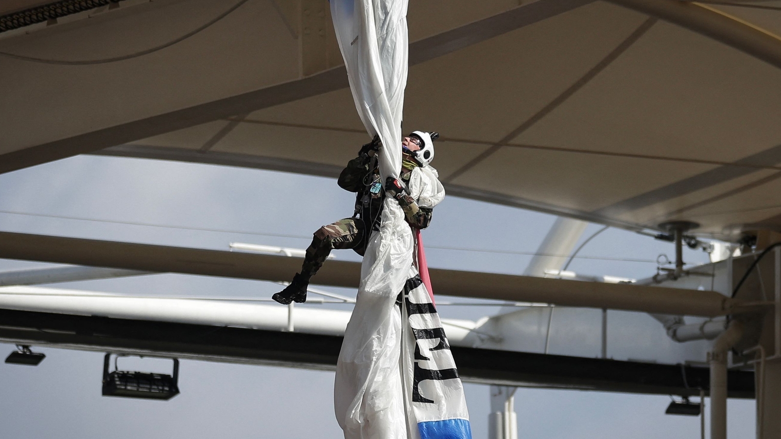 Horror moment as parachutist crashes into stadium roof, stays suspended for 20 mins before… | Watch