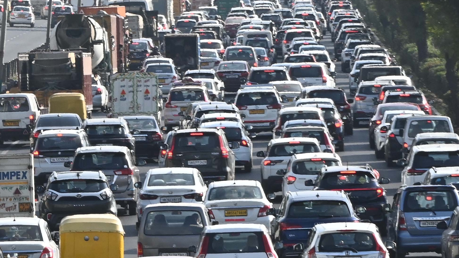 Three dead after being stuck in 8-km traffic jam on MP highway