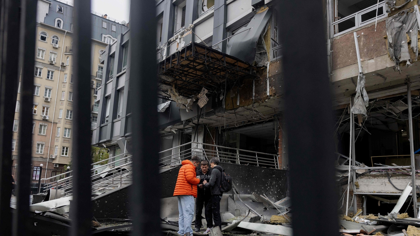 Russian strikes kill rescue worker, damage synagogue in Ukraine
