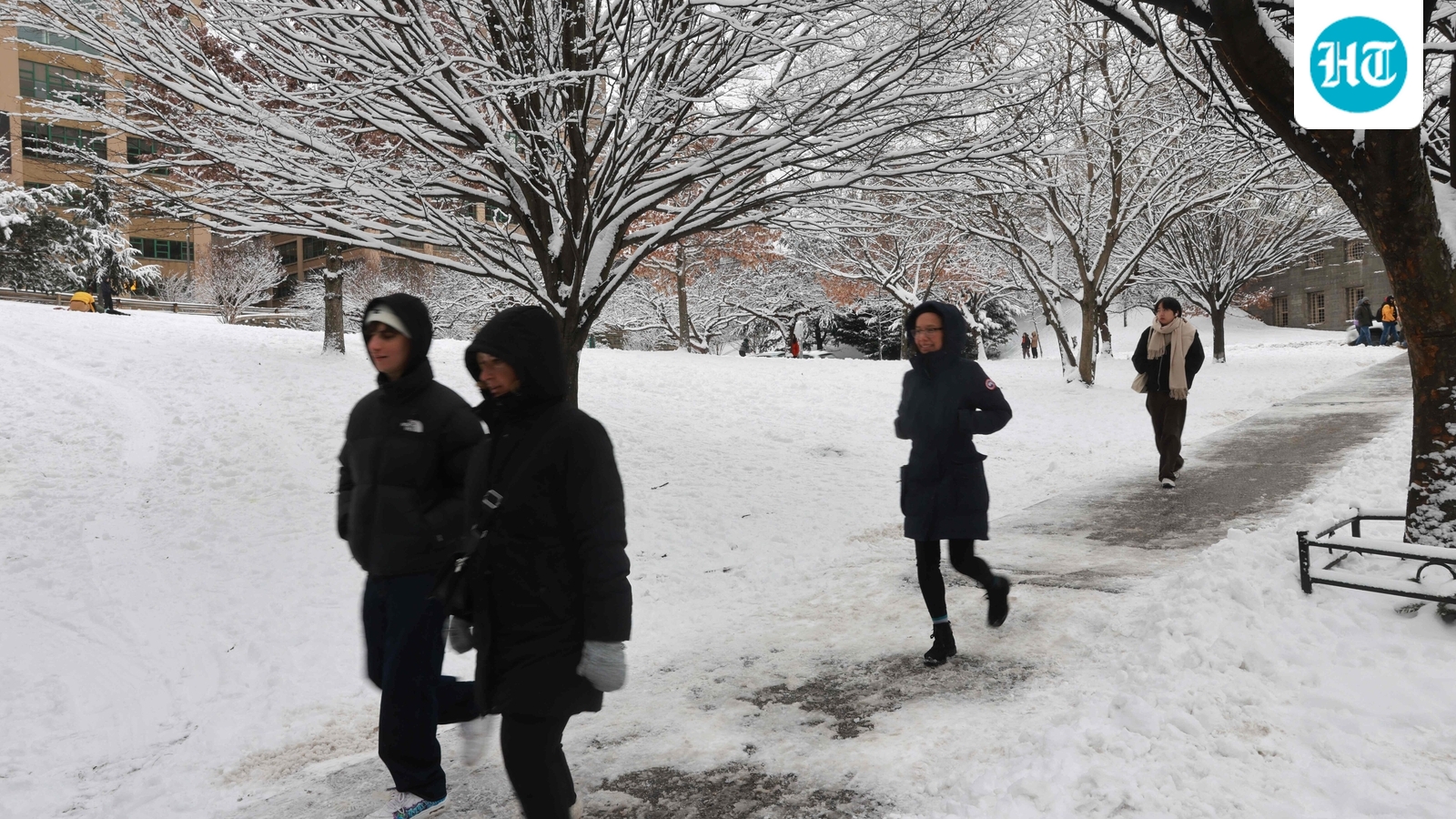 US snowstorm affects 1500 flights even as the weather relents