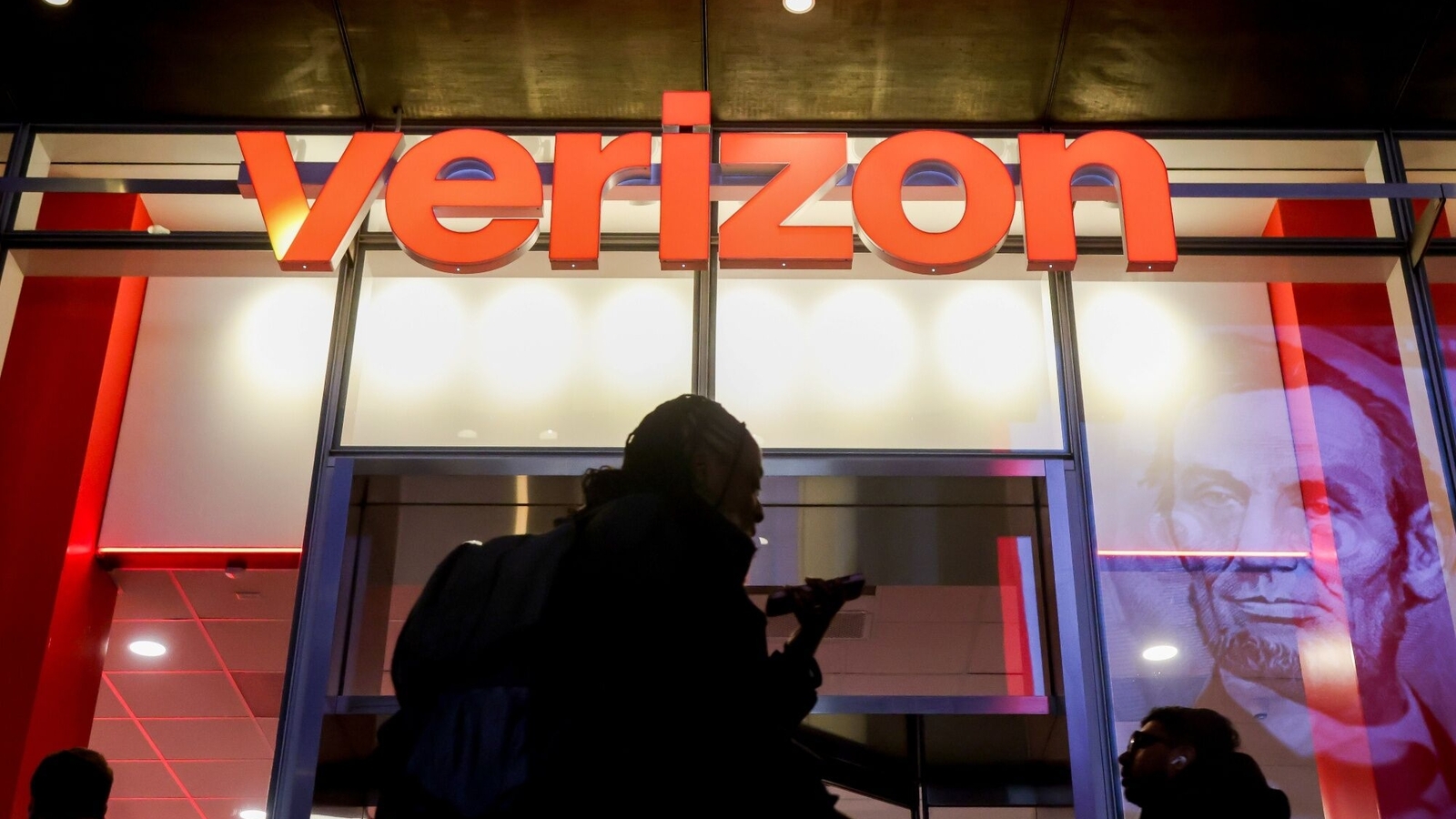Is Verizon down in US? Here's why your phone is in SOS mode and what's the cause of outage
