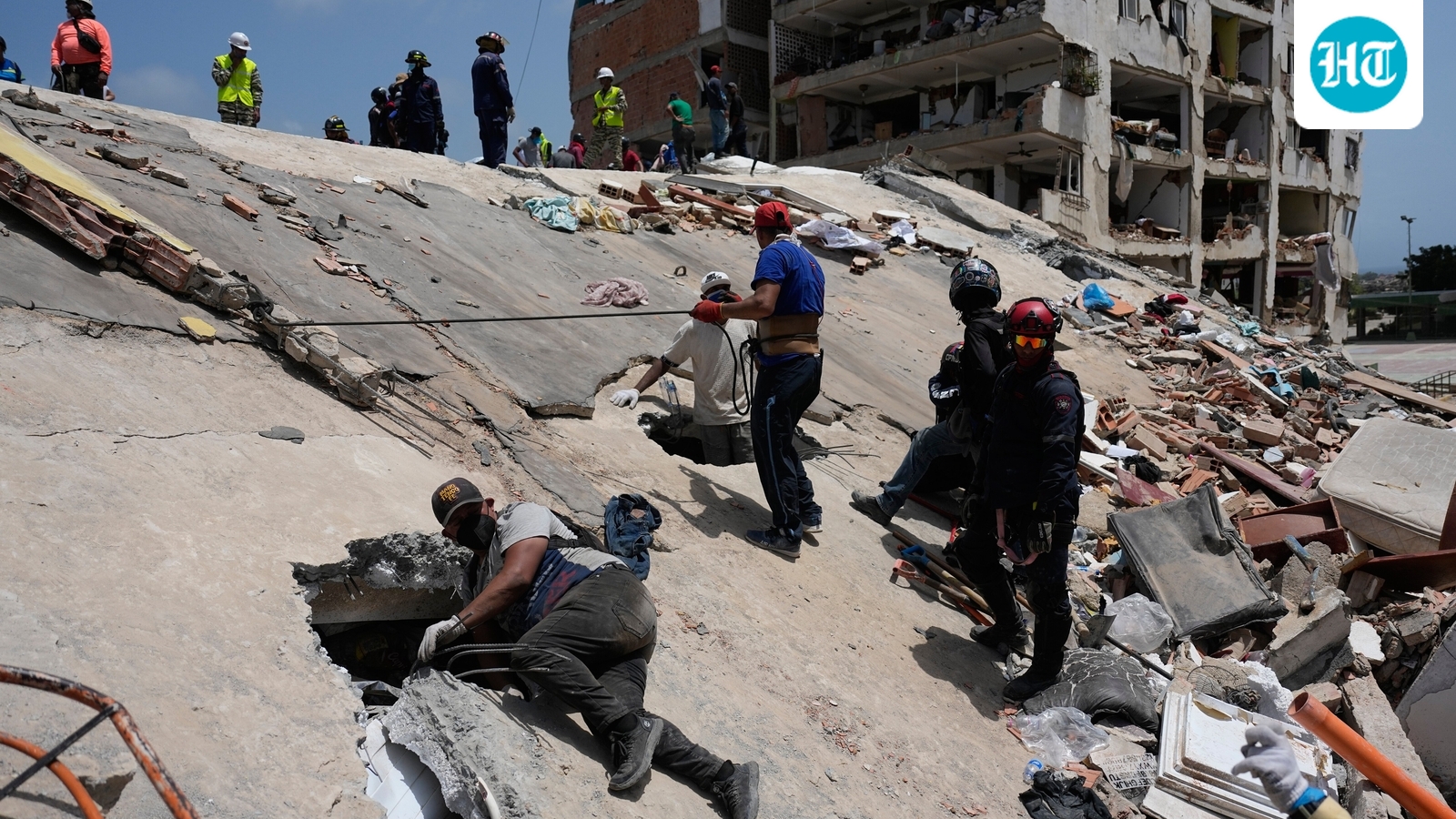 Venezuela quake toll reaches 900, search intensifies for hundreds trapped