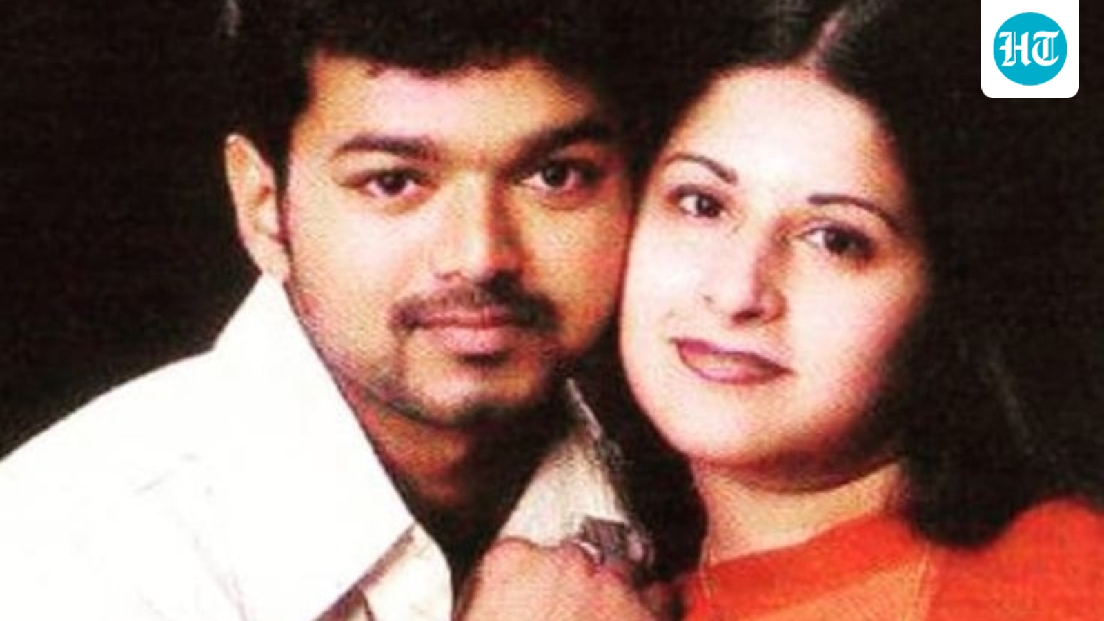 Vijay spots fan holding picture of him and estranged wife Sangeeta Sornalingam; here's how he reacted