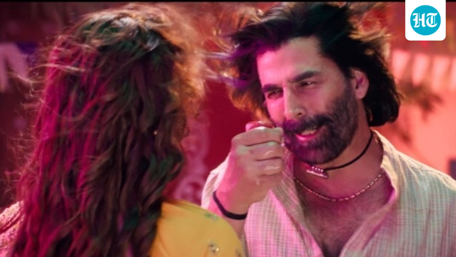 ‘Yeh kis line mein aa gaye Raju’: Fans in splits at Akshay Kumar's Bhojpuri avatar for Welcome To The Jungle's Ghis Ghis