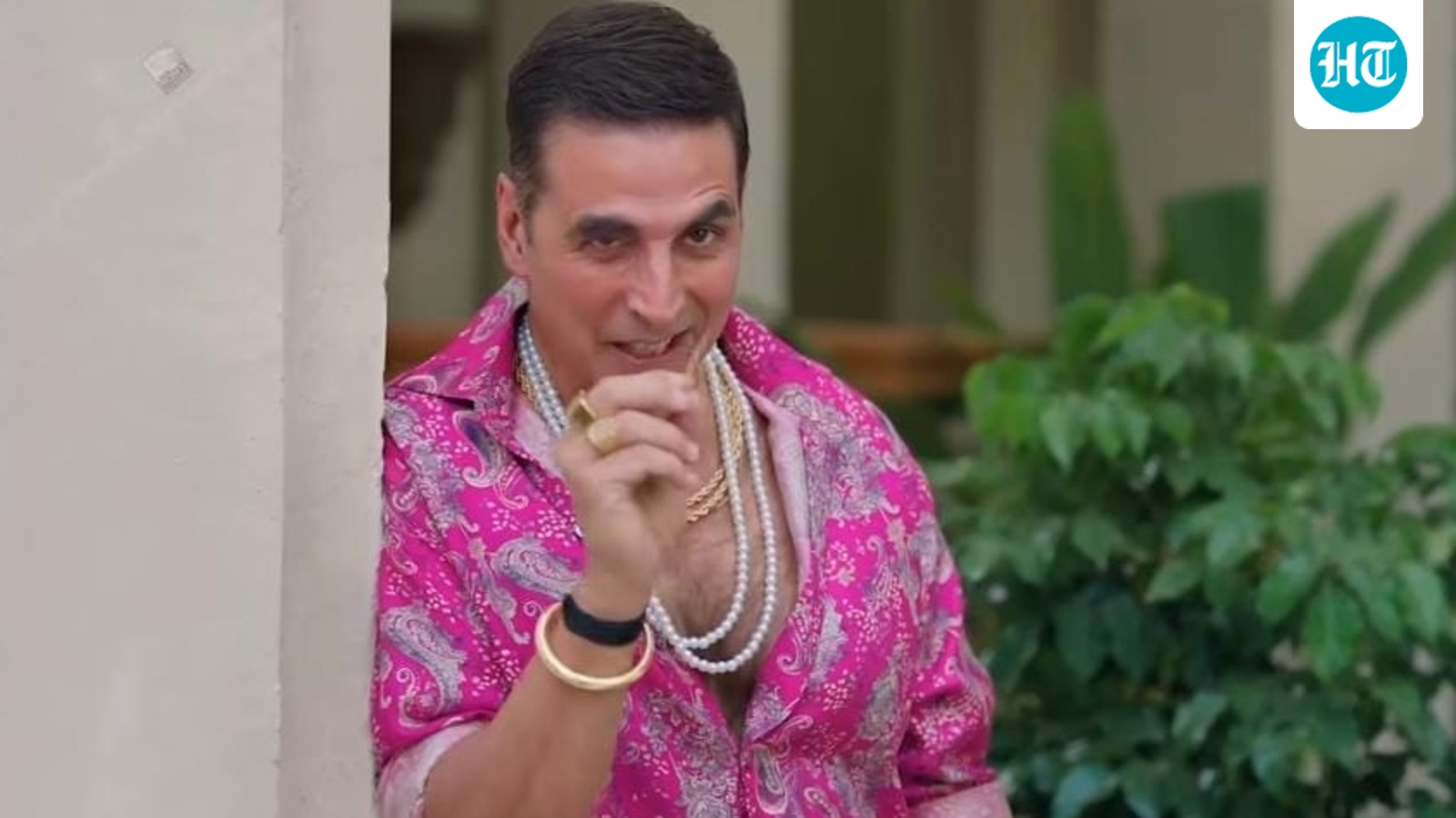Akshay Kumar's antics will remind you of Hera Pheri, Tees Maar Khan glory days in Wheel of Fortune. Watch