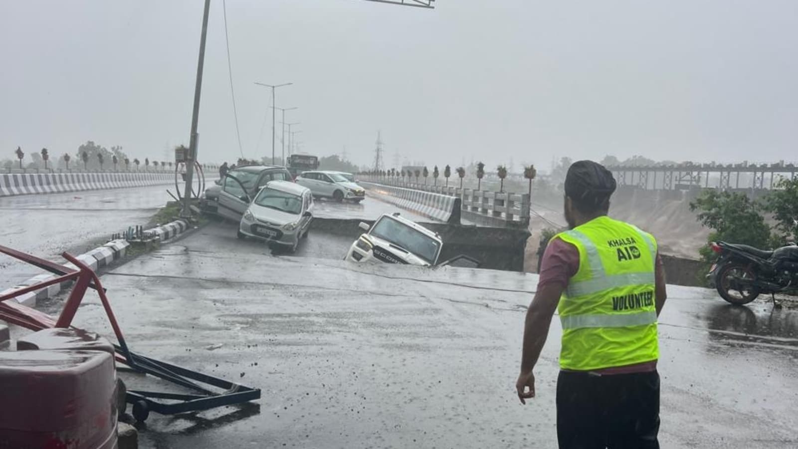 Jammu weather LIVE updates: 11 dead, rescue ops on; all schools shut tomorrow