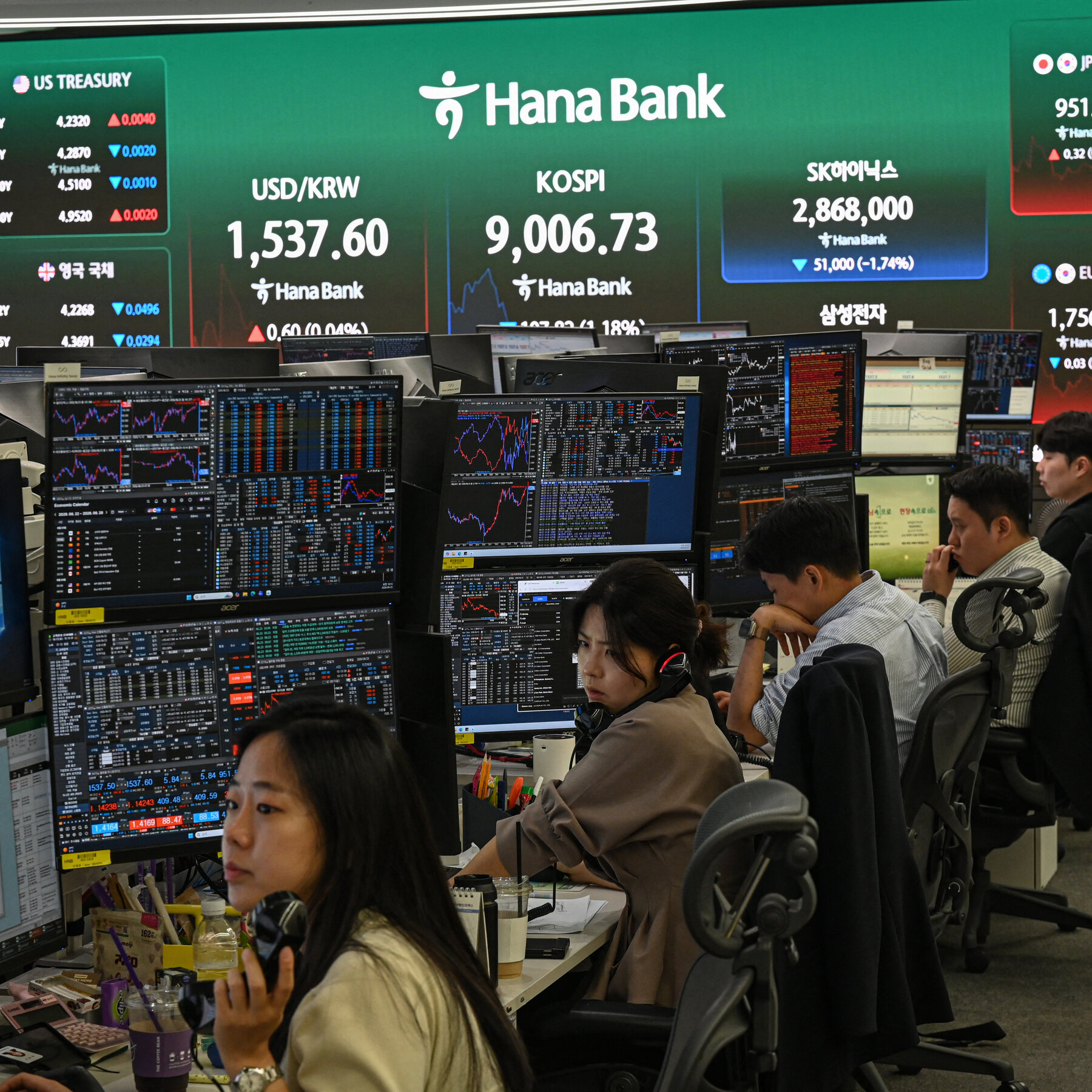 Markets Recoil in Global Sell-Off Driven by Tech Stocks
