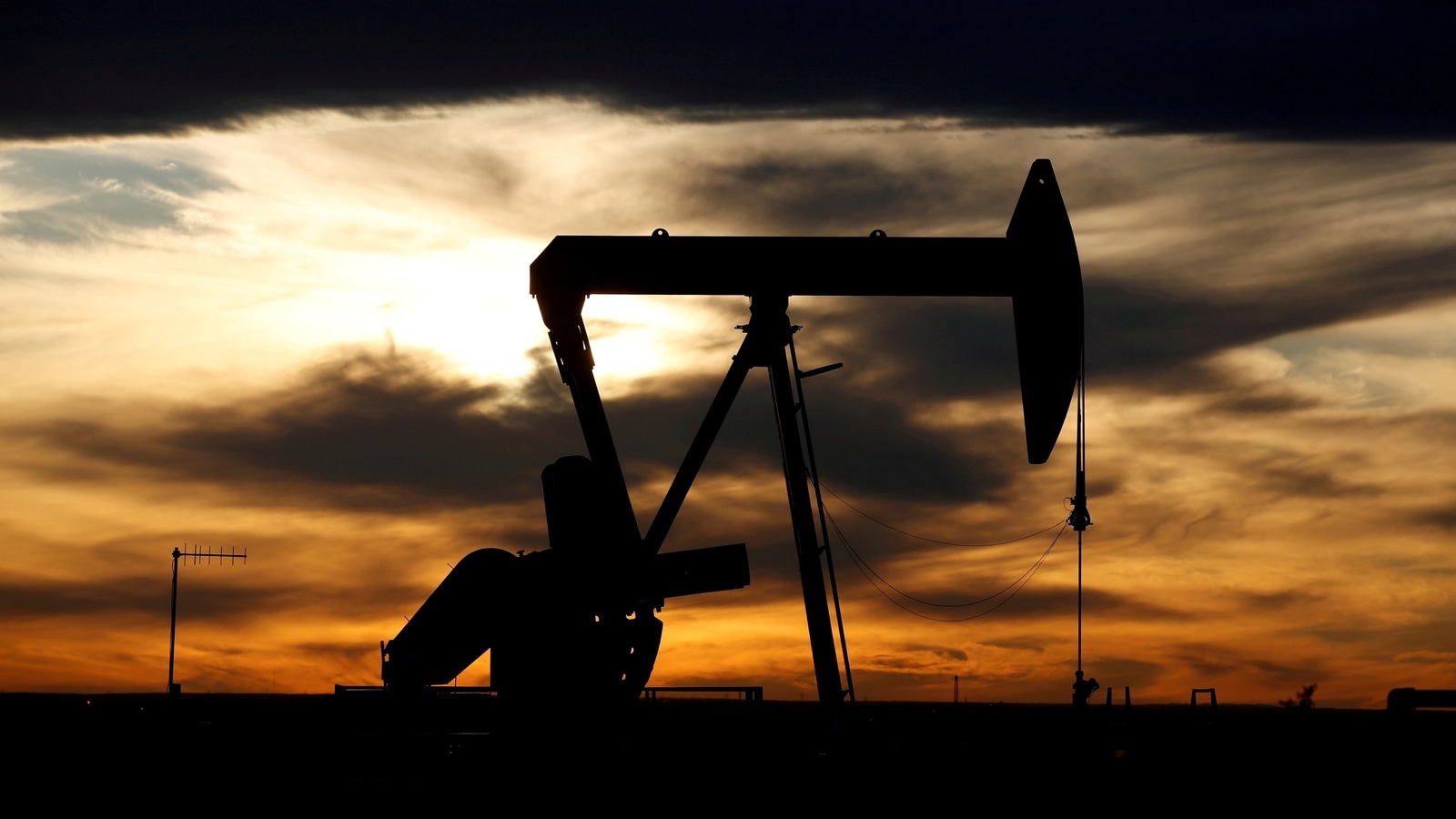 Oil prices continue to fall as US crude inventories increase