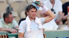 Ruud overcomes heat struggles to progress in Paris