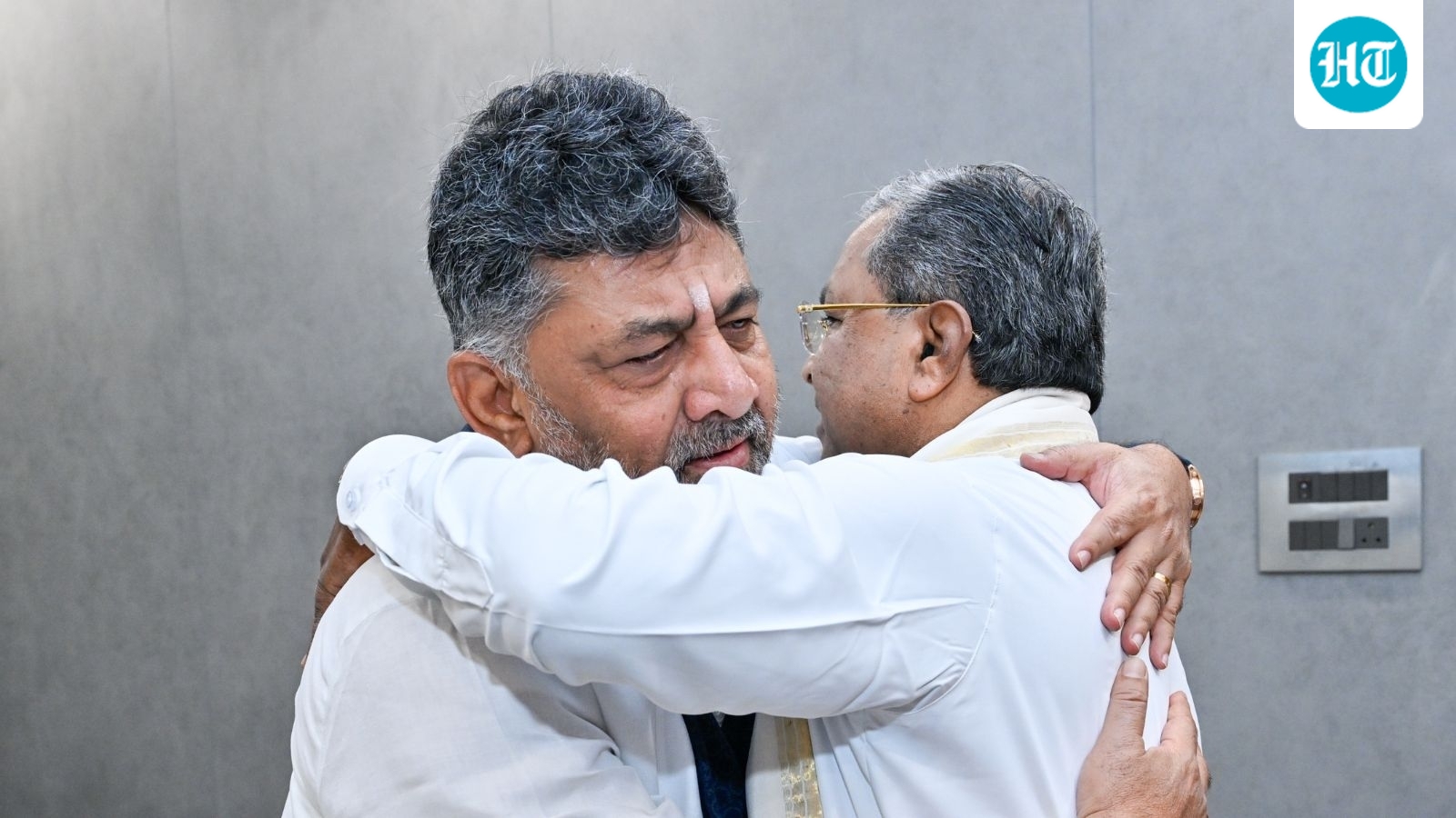 Karnataka CM news LIVE: Siddaramaiah to resign at 3pm today; shares hug with Shivakumar at key meet