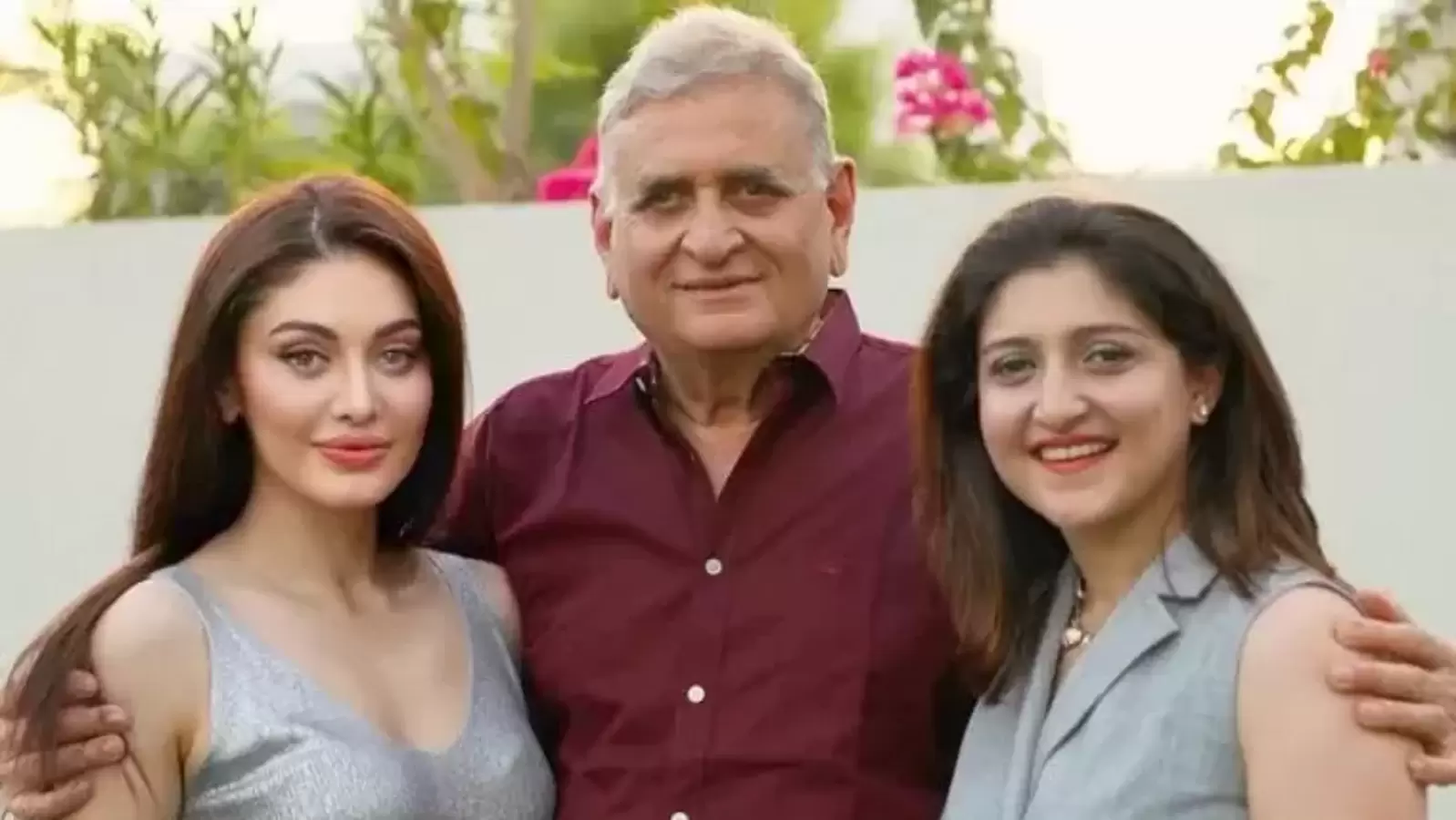Shefali Jariwala's father consoles wife, fights back tears as he becomes pallbearer with Parag Tyagi for final rites
