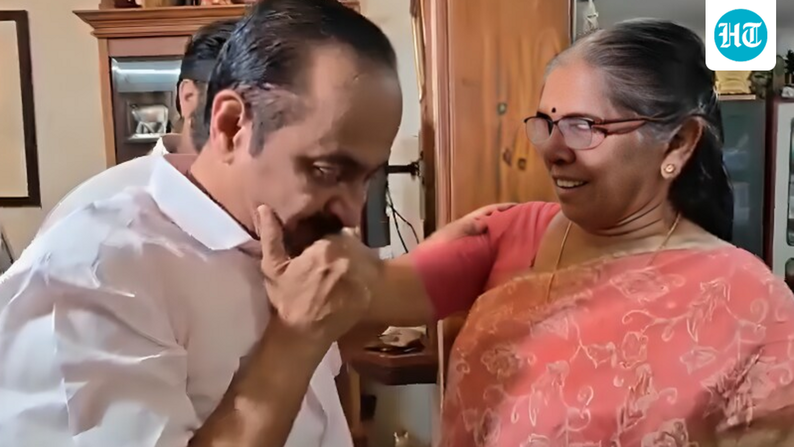 'A CM shouldn't cry like this': VD Satheesan's emotional visit to late mentor's home | Watch