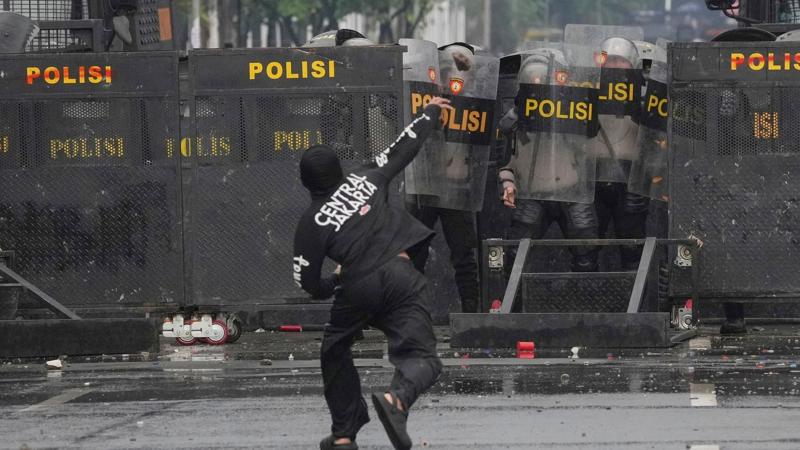 Deadly Indonesia protests force U-turn on lawmakers' perks