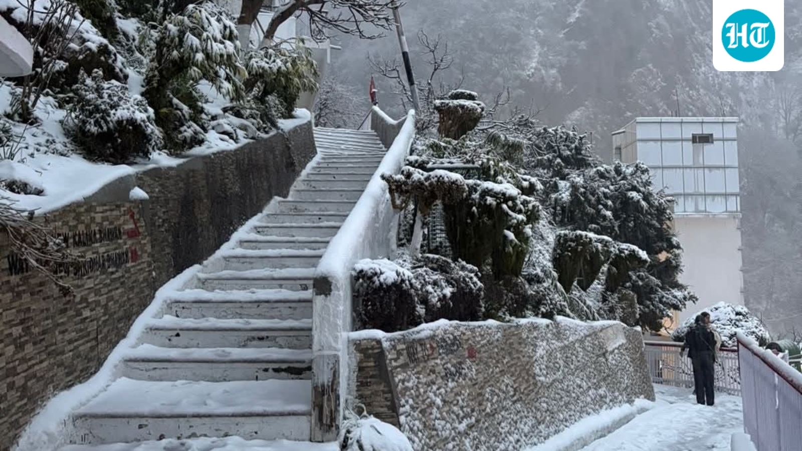 All flights at Srinagar airport, key roads blocked after heavy Kashmir snowfall