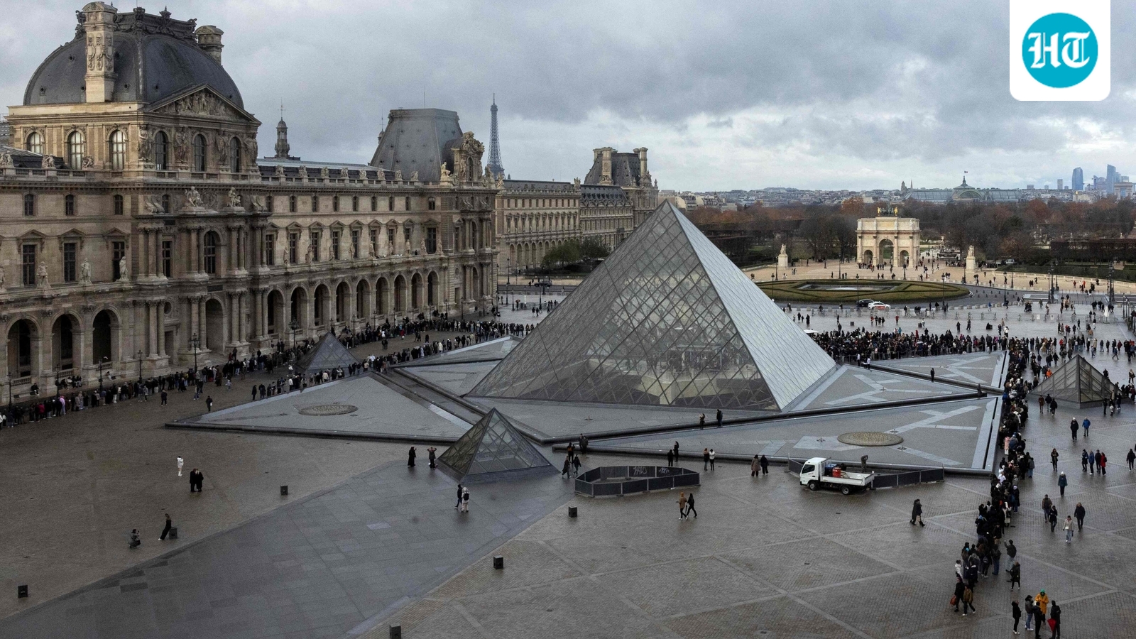 Louvre installs bars over robbed gallery window