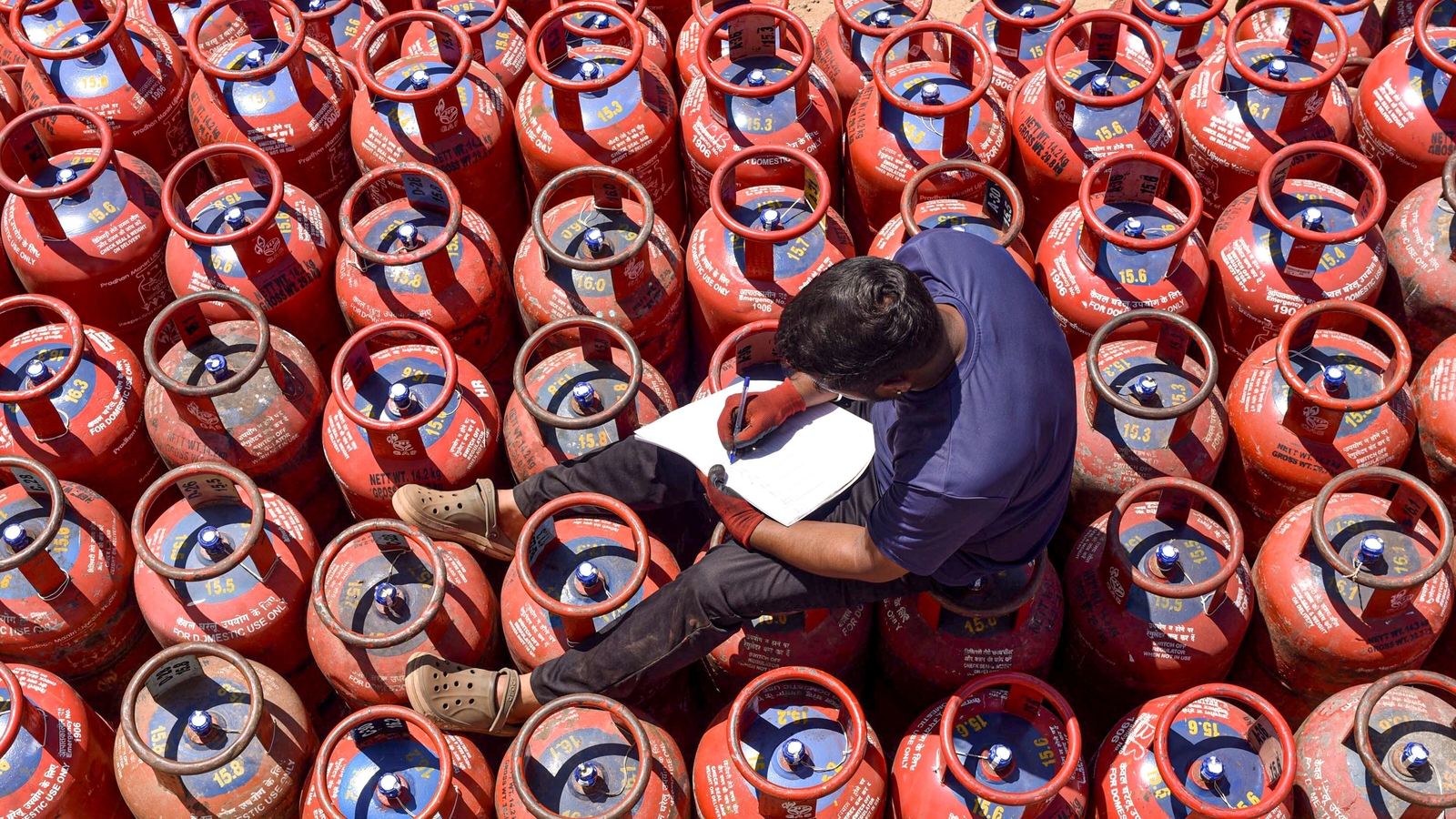 Amid hotel closures, Centre says some commercial LPG cylinders ‘will be released’