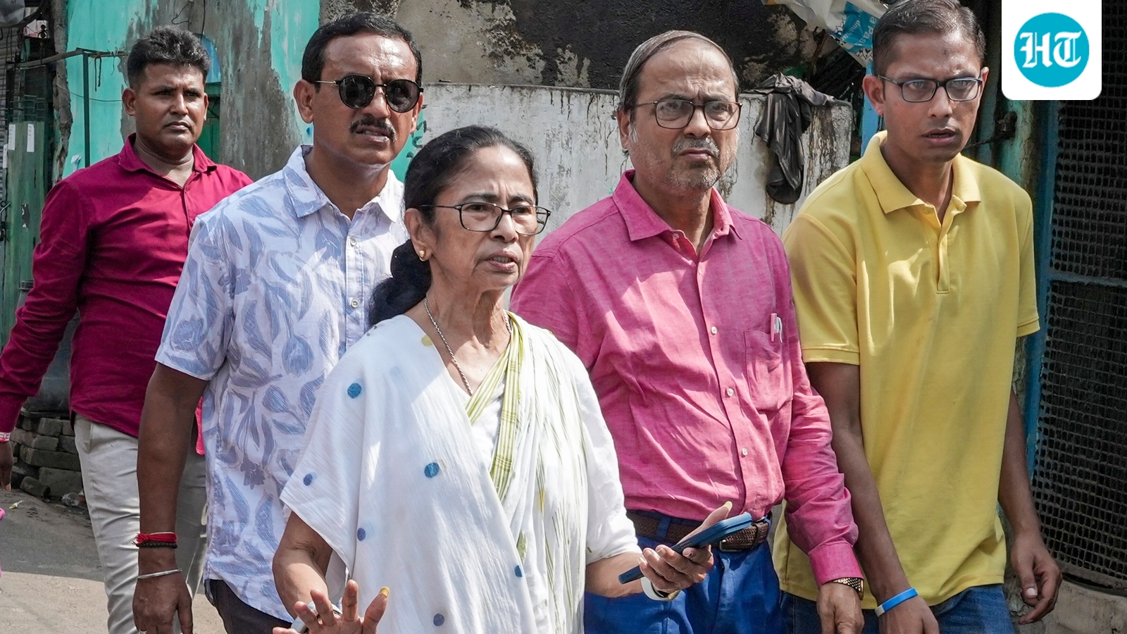 Mamata Banerjee protest LIVE: Mamata begins mega dharna in Kolkata surrounded by TMC supporters