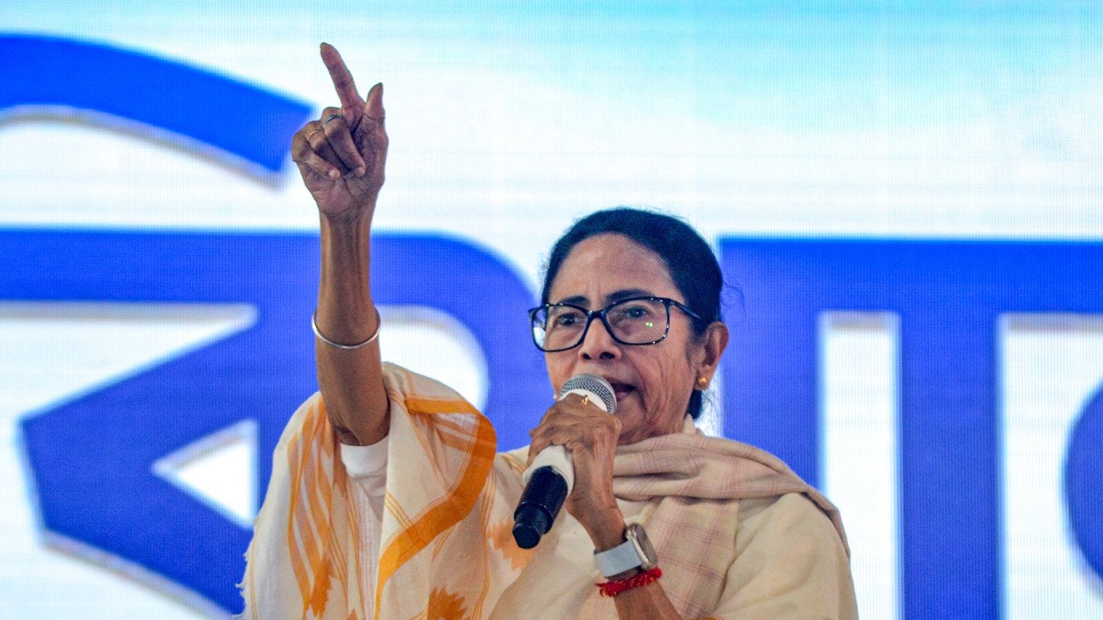 'Deeply disturbed, shocked': Mamata Banerjee apologises to Messi after Salt Lake fiasco