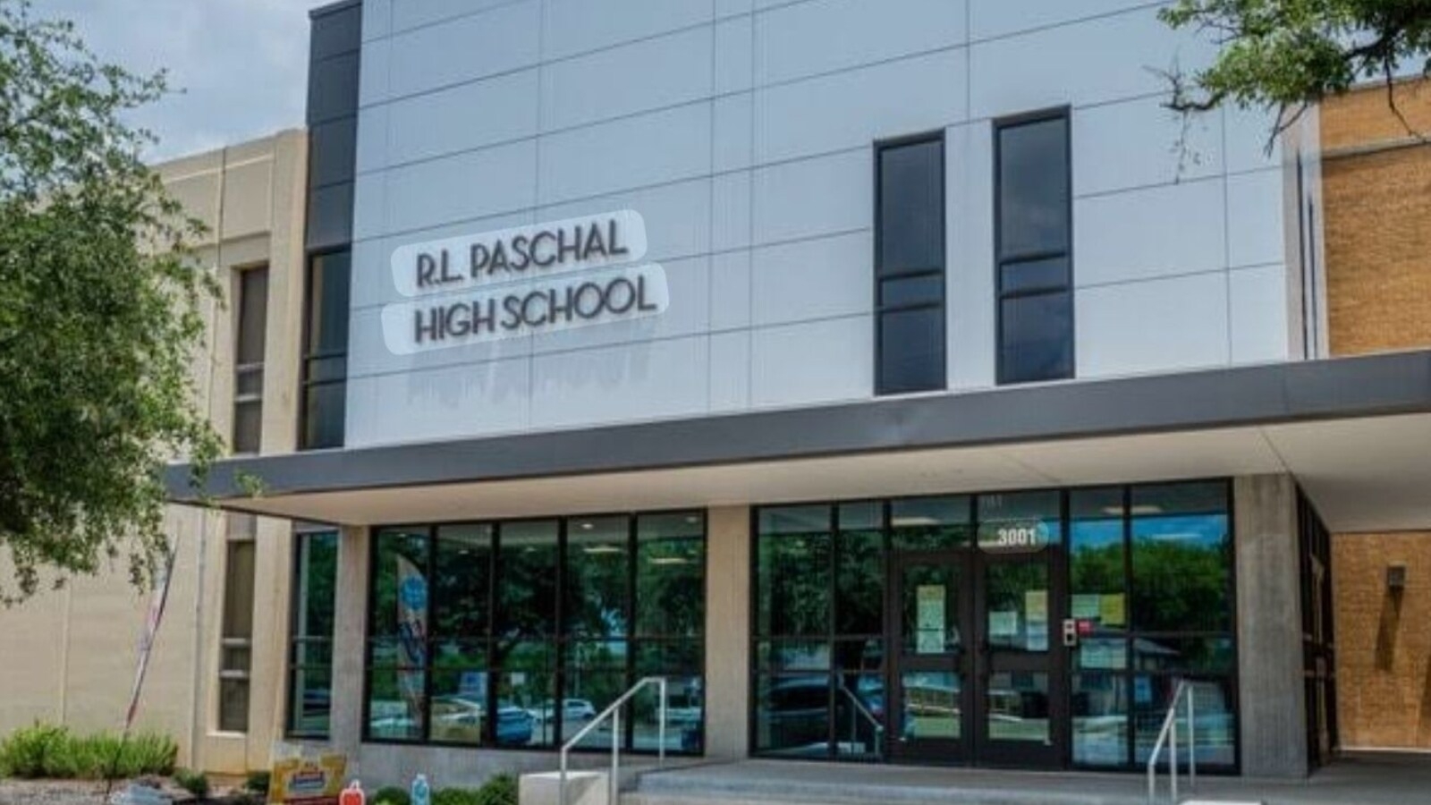 What's happening at Paschal High School? Heavy police presence reported at Fort Worth's Forest Park Blvd; details here