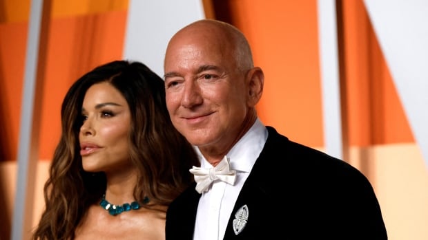 'Kisses Yes, Bezos No': Hundreds protest 3rd and final day of billionaire's Venice wedding