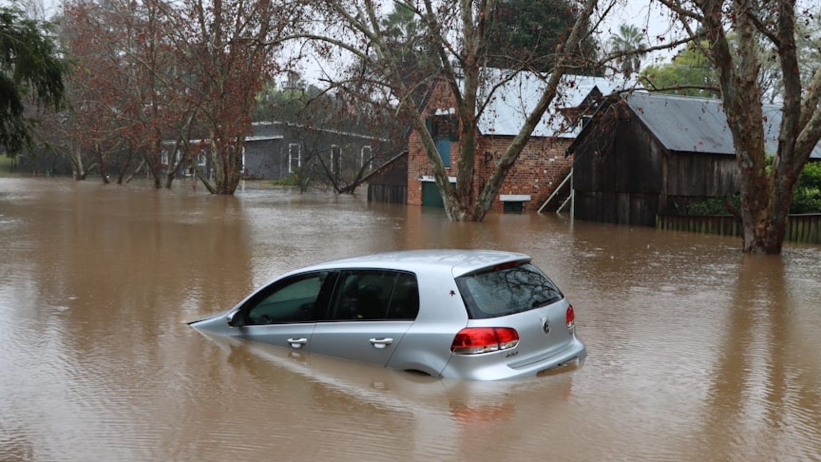 King County flash flood: Levee breaks near Tukwila, water moving towards I-405 - Check evacuation map