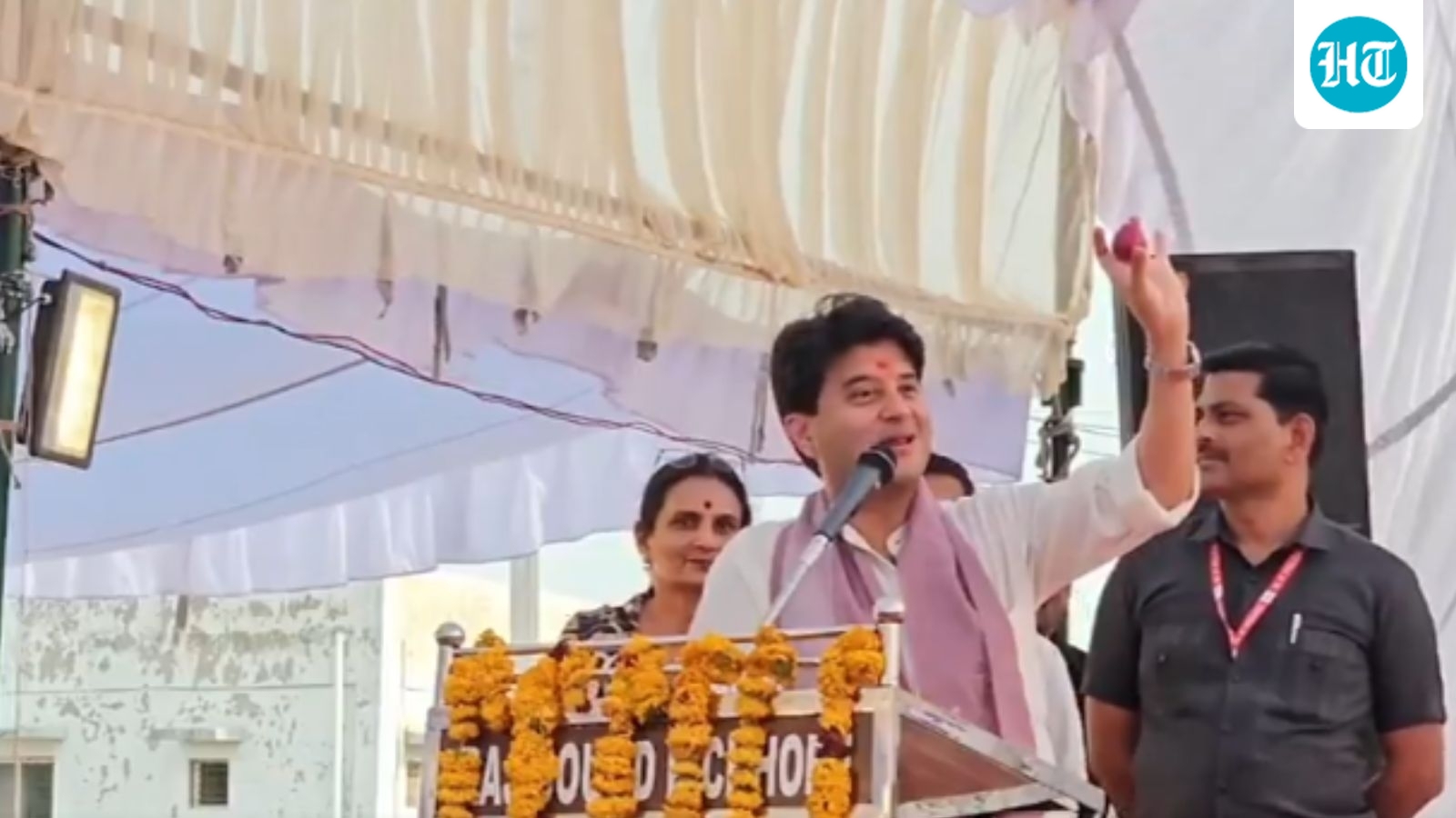 ‘Pocket mein pyaaz’: Amid a heatwave, minister Scindia says he doesn't use AC, pulls out an onion