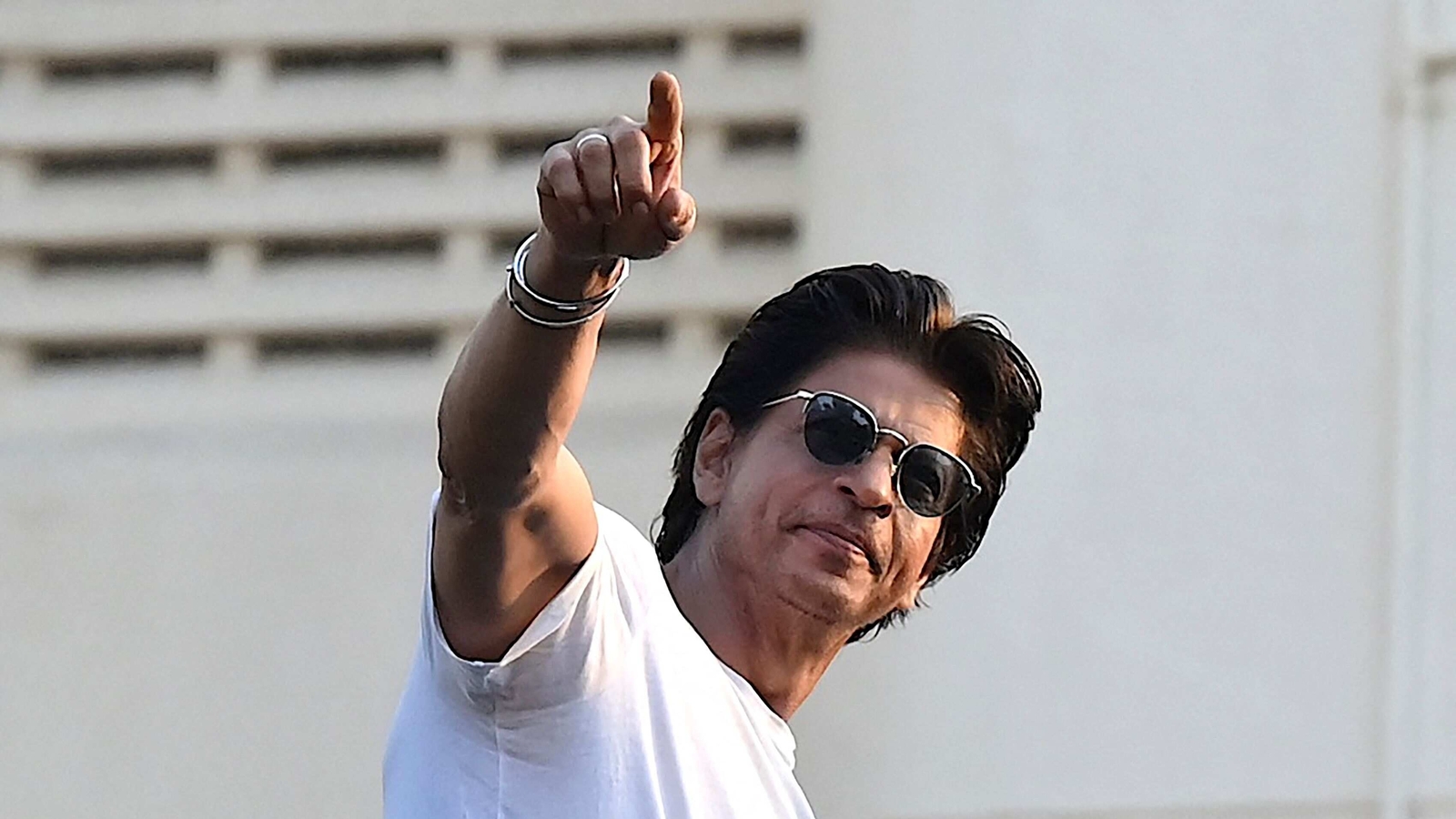 'Bhaade pe reh raha hoon': Shah Rukh Khan's reply to fan asking for room in Mannat has fans asking him 'rent kitna hai'