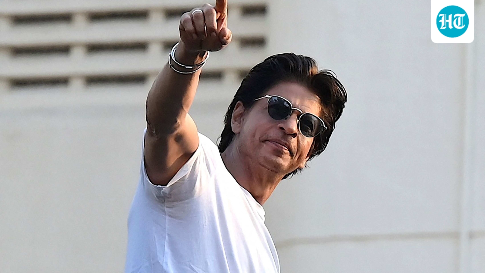 Shah Rukh Khan’s ‘jabra’ fan follows his Rolls Royce in an auto in Mumbai just to say hi. Watch